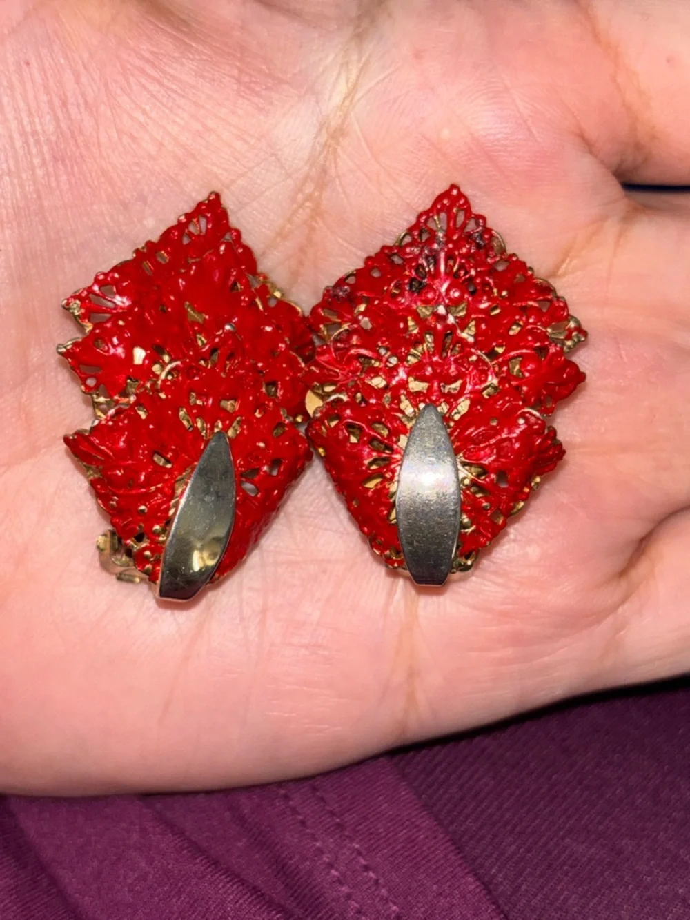 💗💗💗Vintage Sarah Coventry Gold-Tone Red Floral Clip-On Earring